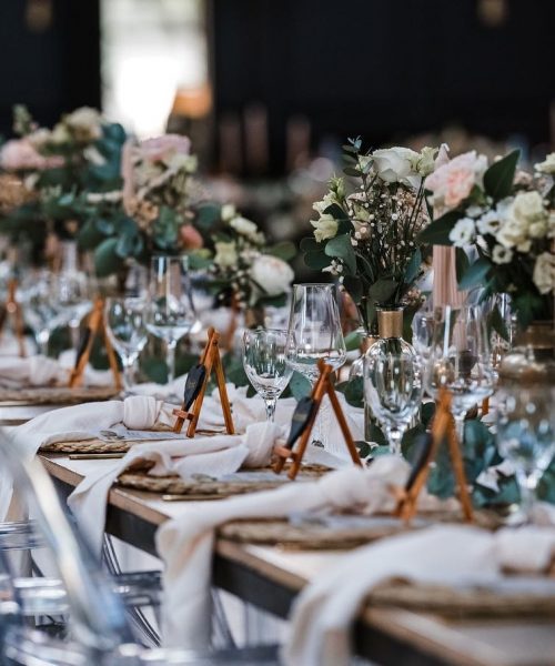 Ein langer schön dekorierter Tisch mit vielen Blumen